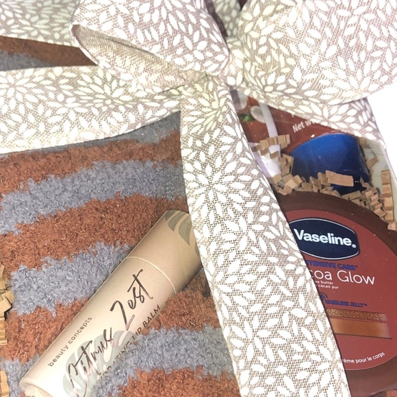 Cozy Socks & Hair Accessory Gift Set Vaseline Intensive Care Cocoa Glow w/Fuzzy - Picture 14 of 15